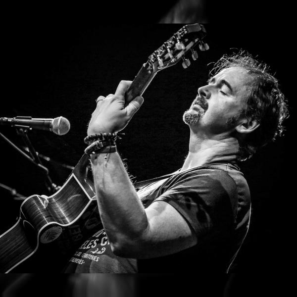 Norbi Kovács – koncert s projekcí Norbiho fotografií
