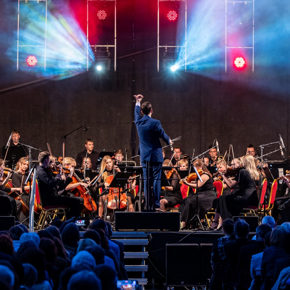 NOVOMĚSTSKÁ FILHARMONIE A MATYÁŠ NOVÁK – RAPSODIE V MODRÉM, WEST SIDE STORY