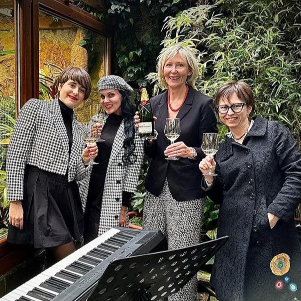 TETY U PIANA V ZAHRADNÍM DOMĚ