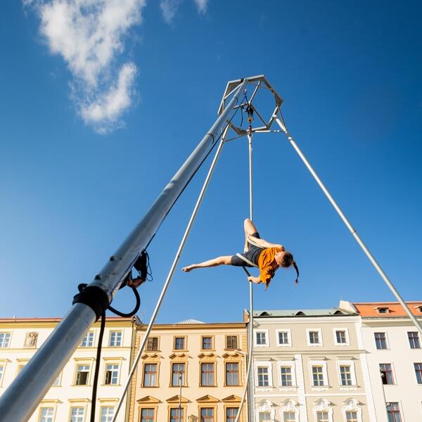 Workshop závěsné akrobacie s Clarou Larcher