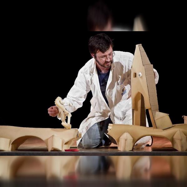 O nešťastném staviteli