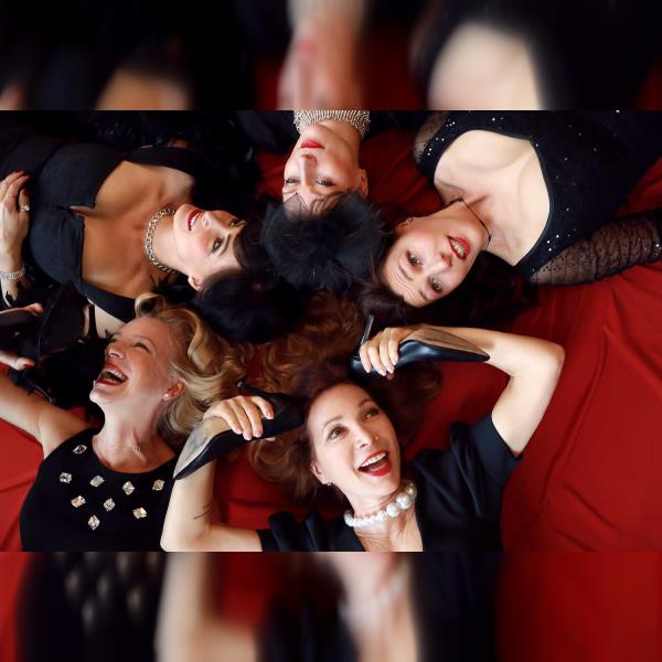 Urna na prázdném jevišti