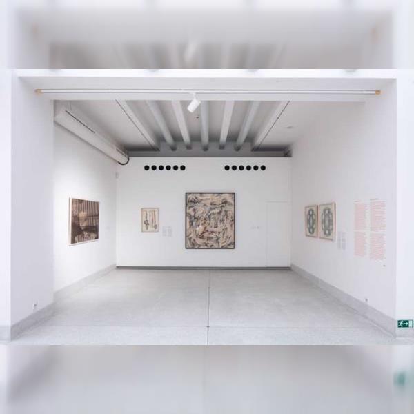 Školy – Báseň ve smyčce