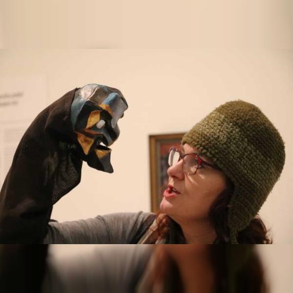 Školy – S loutkou v galerii