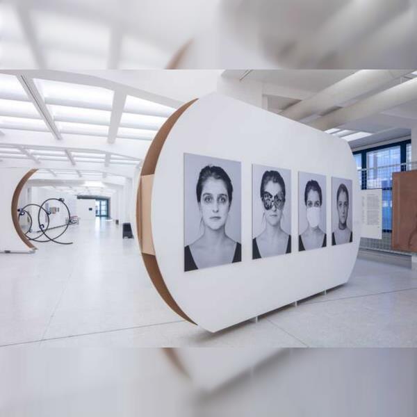 Školy – Pod maskou