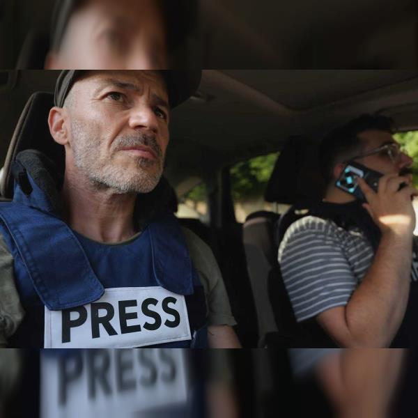 80 rozlícených novinářů