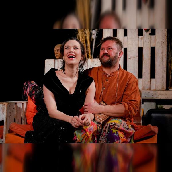 ÚHLAVNÍ PŘÁTELÉ