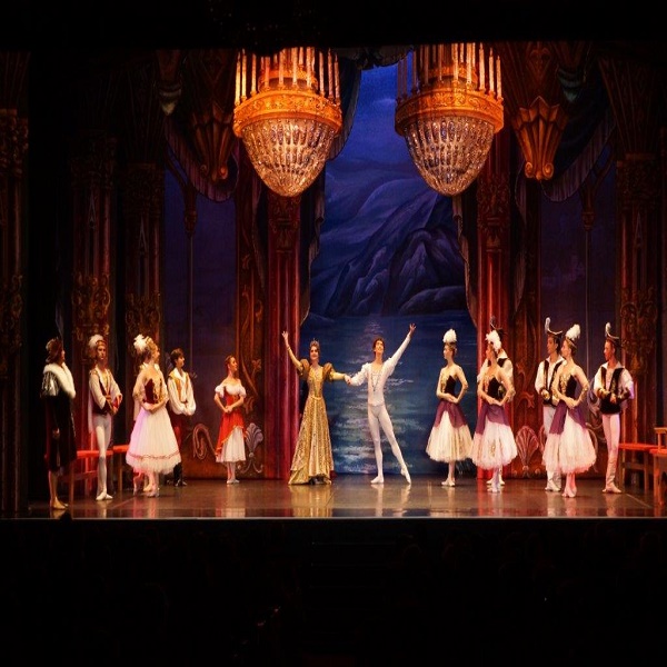 LABUTÍ JEZERO - St. Petersburg Ballet