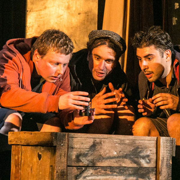 STÍNADLA SE BOUŘÍ